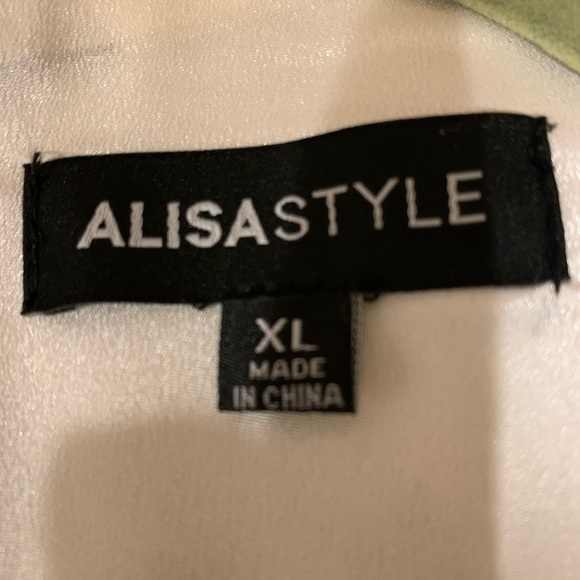 ALISASTYLE DRESS.                                     MAKE AN OFFER !! - Picture 5 of 6